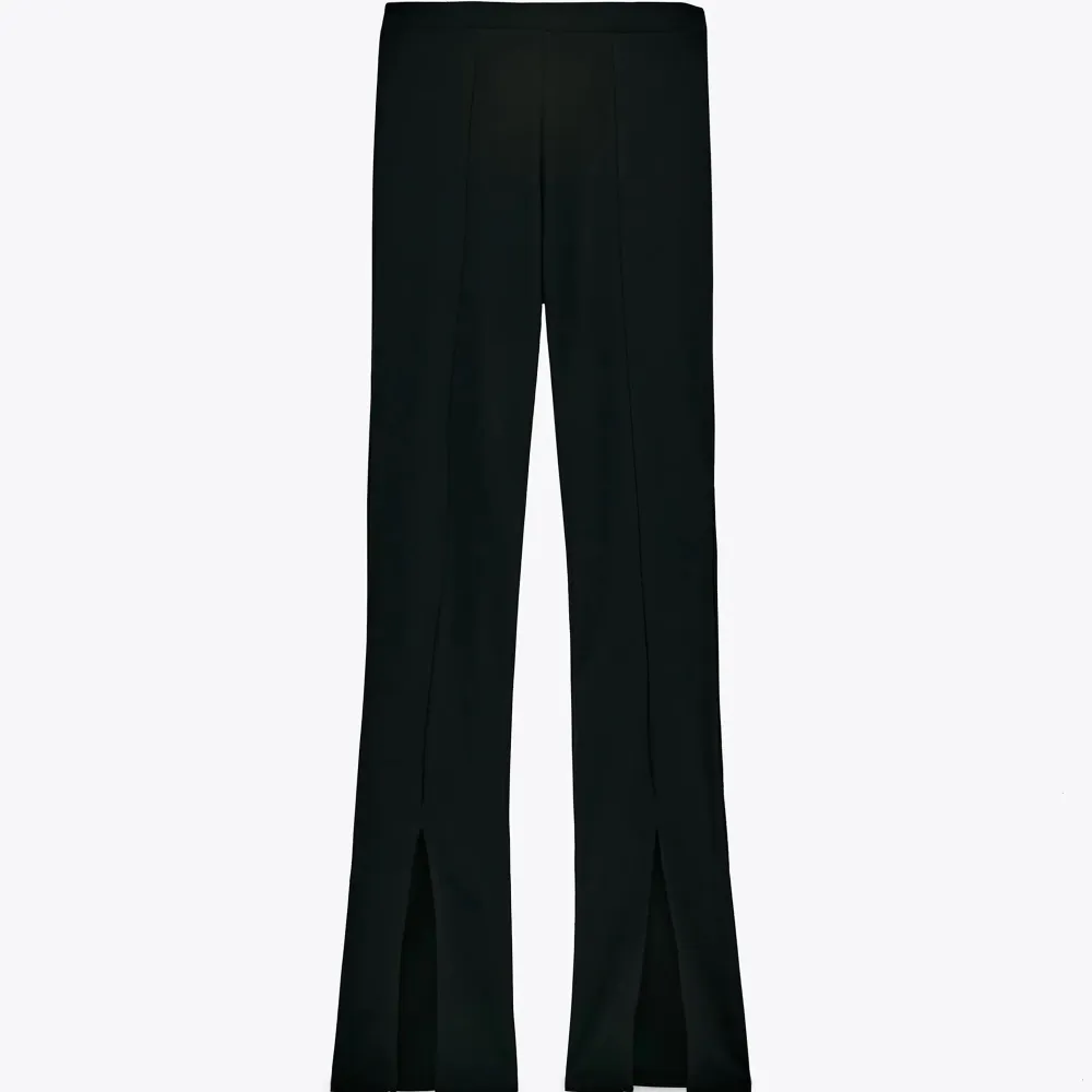 Svarta leggings från zara med sprund. Köpta i början av 2020, finns ej längre att köpa i butik. Oanvända 🤍. Jeans & Byxor.