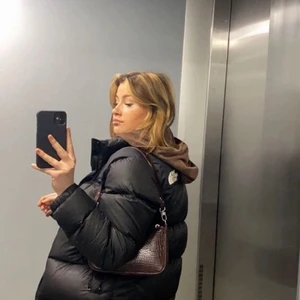 The North Face Jacka  - Säljer min jättefina The North Face jacka i storlek S. Den är i modellen 1996 Nuptse Jacket i Svart. Såklart äkta. Den är i ett fantastiskt skick, inga defekter. Första bilden lånad från förra ägaren. Endast testad.