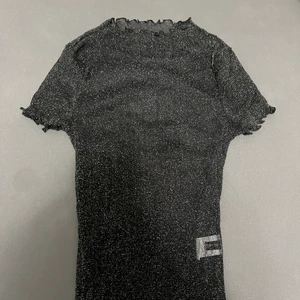 Glittrig topp - Genomskinlig glittrig topp, aldrig använd 