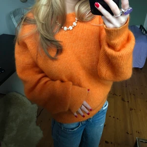 Stickad tröja - Superfin stickad tröja i färgglad orange. Tröjan har fina detaljer då den sitter åt lite vid muddarna🧡🧡