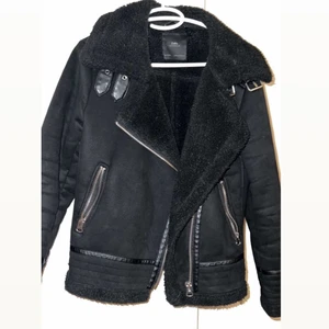 Jacka Zara - Jacka från Zara i mocka imitation. Vet tyvärr inte nypris, men säljer den för 300kr eller högsta bud. Strl XS/S/M beroende på hur man vill att den ska sitta. Jättefin men tyvärr lite liten för mig