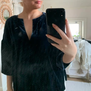 Marinblå blus från House of Dagmar - Superfin blus i en marinblå färg från House of Dagmar. Har ett knäppe längst upp så kan användas både stängd och öppen. Oanvänd! Nyskick. Sammetsmaterial. Storlek XS, är 157 cm lång för jämförelse ☺️ Nypris: 2200 kr. Mitt pris: 500 kr. Frakt på 45 kr tillkommer! 