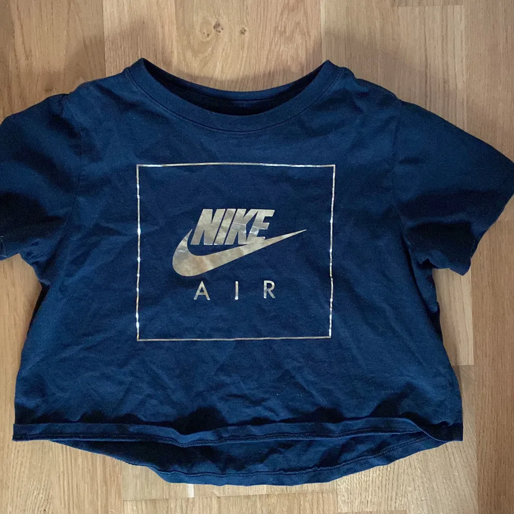 En Nike tröja som kan användas som en träningströja och som en vanlig tröja.. T-shirts.