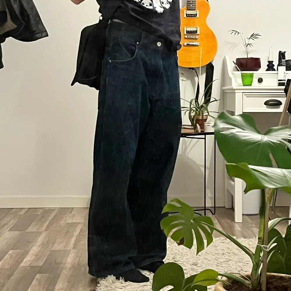 Superbaggy jeans från distrix fortysix! Originalpris 799kr. Söker en ny ägare som har bättre användning av dem än mig🙏. Jeans & Byxor.