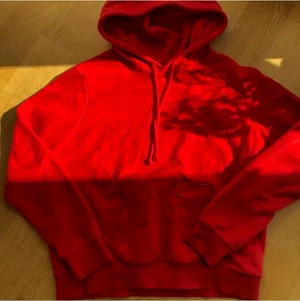 Röd hoddie - Röd hoodie i storlek M
