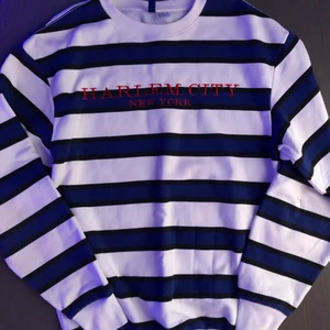 Sweatshirt  - Superfin sweatshirt köpt på herravdelning, men kan också användas av tjejer. Den är aldrig använd och är i topp skick och supermysig. Skriv för frågor eller bilder❤️