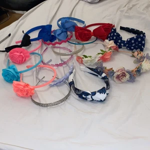 Hårband och diadem (casul/ somriga)  - Hårband och diadem både färgglada och glänsiga. Dem börjar med 50kr styck. Hör av er om frågor eller intresse vid köp.