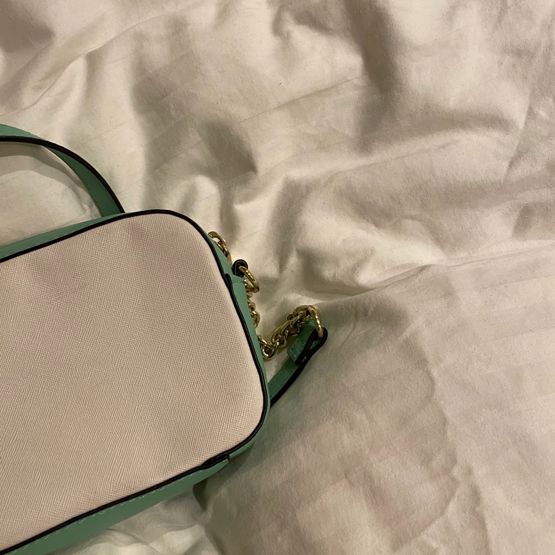 Liten väska från guess - 91