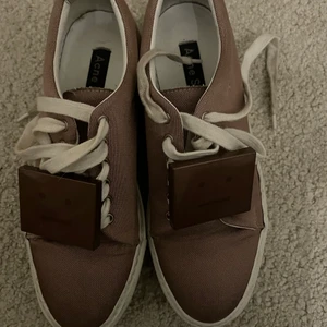 Acne skor storlek 37 - Rosa acne skor i storlek 37. Använd fåtal gånger. 