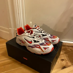 Nike X Supreme ZM STRK SPECTRUM PLS - Storlek US 10/EU44       Väldigt bra skick på både skorna och lådan! Kan mötas i Stockholm och frakta 
