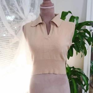 Chiquelle Top - En fin beige top från Chiquelle i storleken S/M. Är I väldigt fint skick då den används någon enstaka gång! 