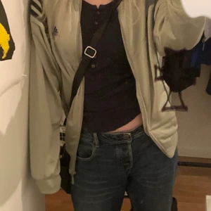 Adidas jacka  - As cool adidas jacka funderar på att sälja❤️  jag är typ 173