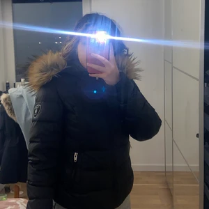 Rock and Blue chill faux fur jacka  - Jackan är i väldigt bra skick. Strl. 38. Org pris. 2 400kr. Priset kan diskuteras.