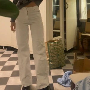 Vita jeans - Säljer mina snygga slutsålda jeans från hm då de inte kommer till användning. Stl 32 men ganska stora i storleken. Bra skick. Köpare står för frakt💞