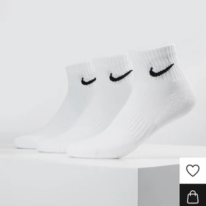 Nike strumpor - Helt nya Nike strumpor i medellängd. Aldriganvända förutom ett par som är använda en gång 🥰