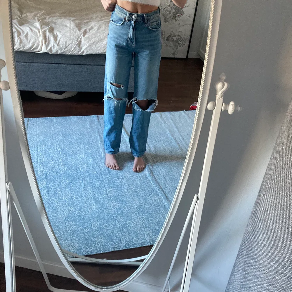 Jättesnygga jeans från Gina tricot💕 Köpta i höstas och har knappt använts. I storlek 32 men passar även 34. Raka i benen och highwaist i midjan. Köpta för 599 säljer för 300kr. Kan mötas upp i Stockholm eller posta, köparen står för frakten❤️. Jeans & Byxor.