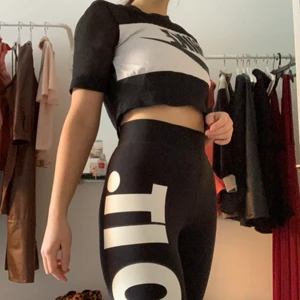 Nike leggings - Ett par jättesköna leggings från Nike med texten Just do it på ena benet! De är i bra skick bortsett från en liten rispa i det vita, men den syns inte. Materialet är verkligen jättelent!💗💗💗