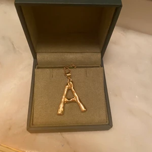 Fint halsband💘💘💘 - Säljer detta fina halsband som jag köpt här på plick❤️❤️