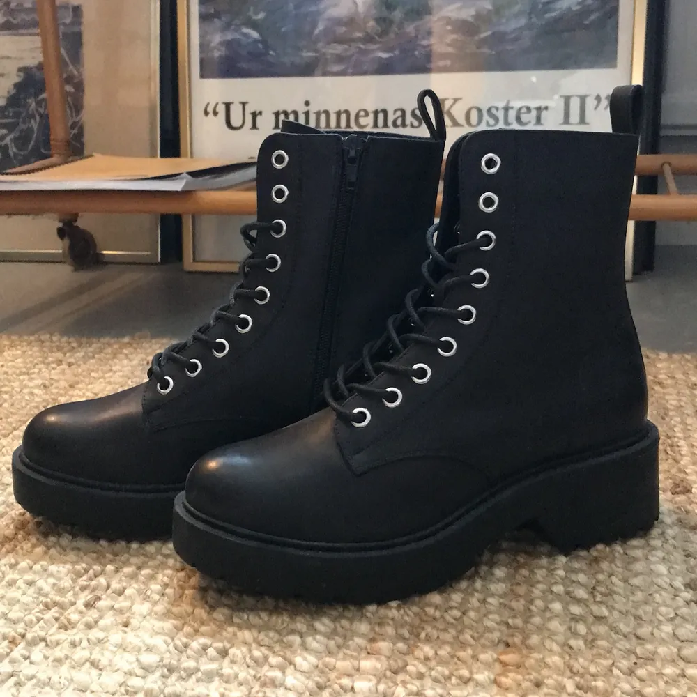 Helt nya boots från Asos! Har inte fått användning för dom och dom förtjänar bättre ❤️ Möts helst upp annars står köparen för frakten.. Skor.