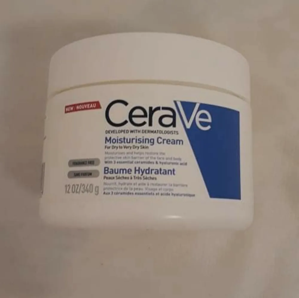 340g Cerave moisturising cream                                       88ml Cerave hydrating cleanser                                       Ny köpt bara testat 120kr för båda . Övrigt.