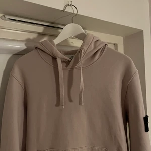 Stone Island Hoodie - Stone Island hoodie Beige färg Skick: 9/10 (använt endast handfull gånger) Kvitto, tags och QR kod finns! (Äkthetsbevis) Storlek Medium Köpt i butik, Stone Island Stockholm  Nypris 2600kr  Kan smidigt mötas upp runt östermalm, djurgårn och gamla stan 1499 