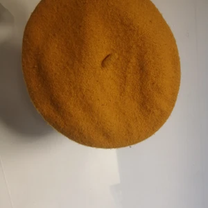 Gul basker Monki - Skick: Något ytnopprig. 