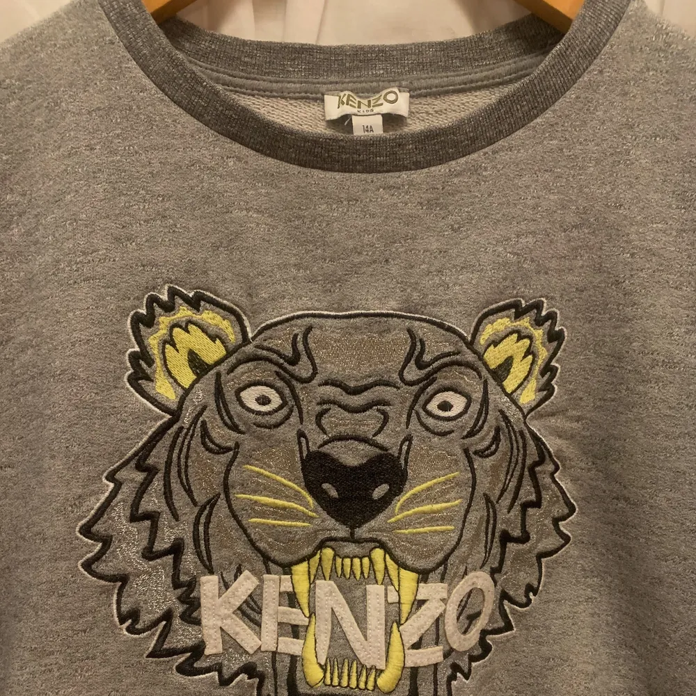 Grå sweatshirt från Kenzo, med gula och glittriga detaljer. Egentligen från Kenzo Kids avdelningen men passar XS. Använd mycket men utan synliga slitage,  kvaliteten är 10/10! . Tröjor & Koftor.