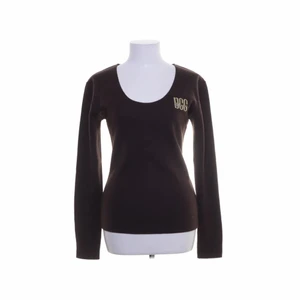 Mörkbrun långärmad - Skitsnygg långärmad tröja! Lite Gilmore girls/ twilight vibes tycker jag. Materialet är väldigt tjockt och lite stickigt.