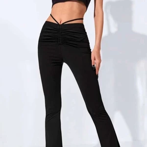 Stretchiga och snygga utsvängda byxor! - Säljer dessa helt oanvända byxor för endast 29 kronor!! SJUKT! MYCKET PÅ MIN SIDA SÄLJS JUST NU FÖR UNDER 30 KRONOR! ORGINAL PRIS ÄR 110! 