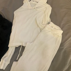 Gina tricot set - Använt 2-3 gånger så i nyskick köptes för 500kr säljer för 300kr plus frakt men priset kan diskuteras vid snabb affär ❤️ har samma fast i begie kan sälja båda för 450kr annars 300 st