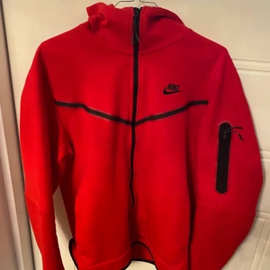 Nike tech fleece overall - As fet Nike overall i nyskick! Använd några få gånger av min bror. Tvättad en gång. Storlek L på byxorna och M på tröjan. Kläderna är i herrstorlek . Återkom om ni har frågor ❤️