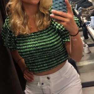 Rutig topp - Fin grönrutig topp med puffärmar och volangdetaljer från Zara. Oanvänd så i bra skick. 