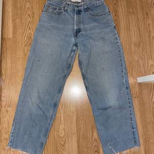 vintage Levis jeans modell 560. Midjemått: 74cm. kan mötas upp eller frakta