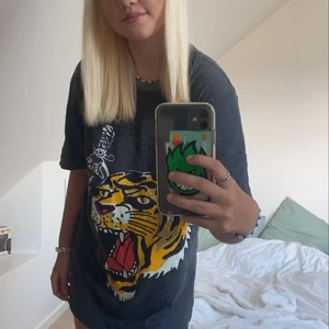 Ed Hardy T-shirt  - Säljer min snygga ed Hardy T-shirt jag köpt här från plick! Säljer pgd av jag inte använder den längre. Köpte den för 150 och säljer för 100kr