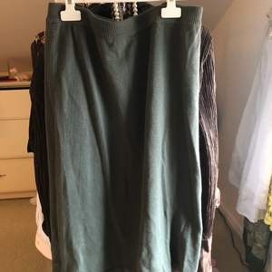 Mysig och fin grön kjol, perfekt till hösten! Storlek L, i stretchiga material så passar även mig som har storlek 36!