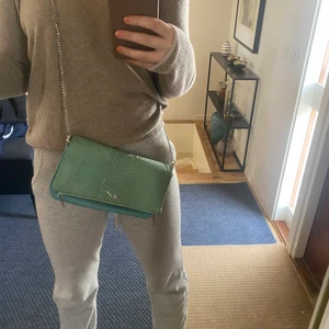 Unik zadig väska - Säljer nu min jätte fina unika grön/turkosa väska. Jätte cool färg, och säljs inte längre. Den är lite sliten men fortfarande mycket mer att ge! Kom med prisförslag💕