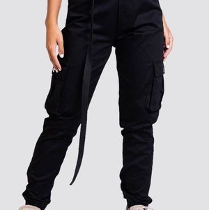 Madlady  - Säljer mina cargo pants från Madlady för 300 kronor + frakt. Köptes för 500. Jättefin passform i storlek M🤍 