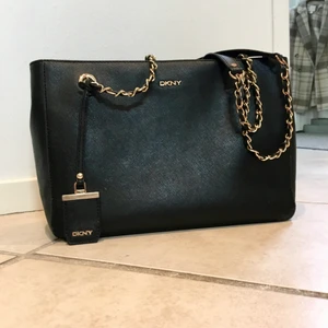 Dkny bryant park - Svart handväska från dkny i modellen bryant park. Använd men i väldigt bra skick. Köptes för 3500kr på åhlens city, har kvitto kvar. Säljer för 500kr. Kan mötas i bromma annars står köpare för frakt