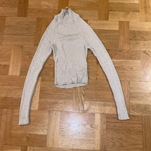 Gina tricot tröja - Säljer nu min fina glittriga tröja från Gina tricot. Den är använd en gång och är i ny skick. Den har ett hål bak i ryggen och ör super fin. Tyvärr är den lite liten för mig.💗