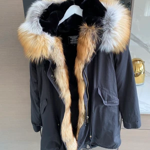 Vinterjacka - Svart vinterjacka/parkas med äkta päls. Pälsen är avtagbar. Dragsko i midjan. Stor mysig luva. Köpt på Garoff i Solna. Storlek XL  men är väldigt liten i storleken. Jag är en storlek M och den passar mig. Nypris 5000kr  