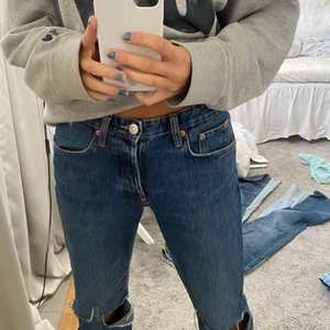 Zara jeans - Asnajs mid Rise jeans jag själv klippt hål i! Sparsamt använda och i jättebra skick ❤️ 