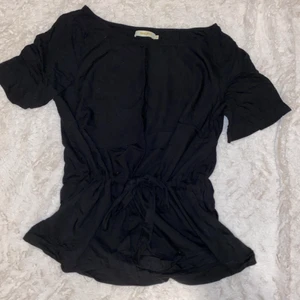 Söt topp - Söt topp med knytning i midjan från Ullared som jag köpte för runt 150 så säljer den nu för 100. Använd Max 3 gånger. 