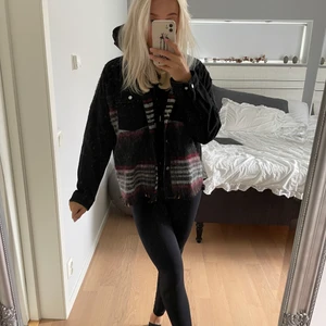 Jacka - Snygg höstjackan! Passar till allt! Köpt för något år sedan men nästan aldrig använt! I fint skick!! Säljer för 200 utan frakt!