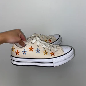 Converse Beige med blommor - Använda 1/2 gånger. Utöver några små fläckar längst fram på skon, fina och i bra skick. Storlek: 36 (passar mig som har storlek 37) Betalning sker via Swish!💕