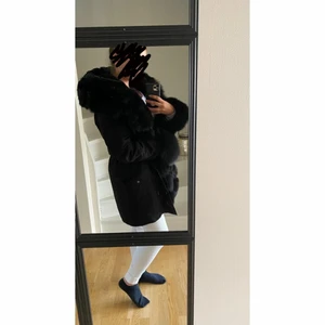 Vinter jacka med fluff storlek xs  - Säljer nu min vinter jacka som är köpt garoff, äkta päls i stolen XS men passar även mycket väl S och M. Köptes förra vintern för 3999 kr och är mycket fint skick dock har den ett litet hål inne i fickan men inget som syns. Säljes för 1500 kr. Köparen står för frakten men kan även mötas upp inom Märsta om det är så ☺️