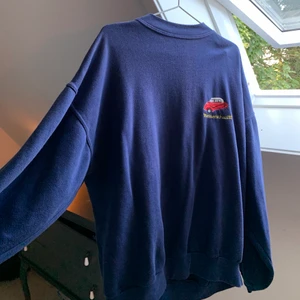 Vintage sweatshirt  - Så sjukt snygg och bekväm stor vintage sweatshirt!!!💖💖 har en bil på bröstet och sitter oversized på mig som har S och är ca 174cm💗💓 verkligen så bekväm och inte alls noppig