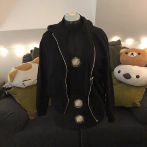 Svart huvtröja - Svart huvtröja, väldigt basic helsvart utan tryck. Nästan aldrig använd. Originellt från h&m.