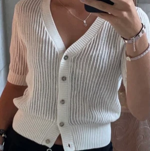 Enkel tröja  - Snygg enkel tröja från lindex. Nypris 300:-