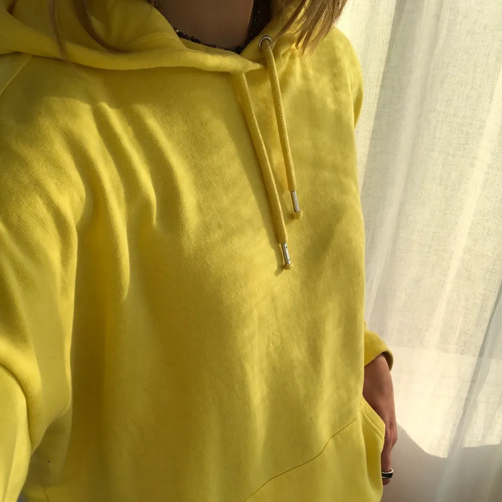 En gul hoodie från Monki. Den är storlek XS men passar konstigt nog som M/L:). Hoodies.
