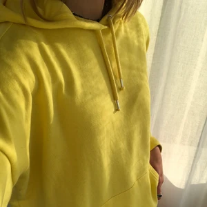 Gul hoodie - En gul hoodie från Monki. Den är storlek XS men passar konstigt nog som M/L:)